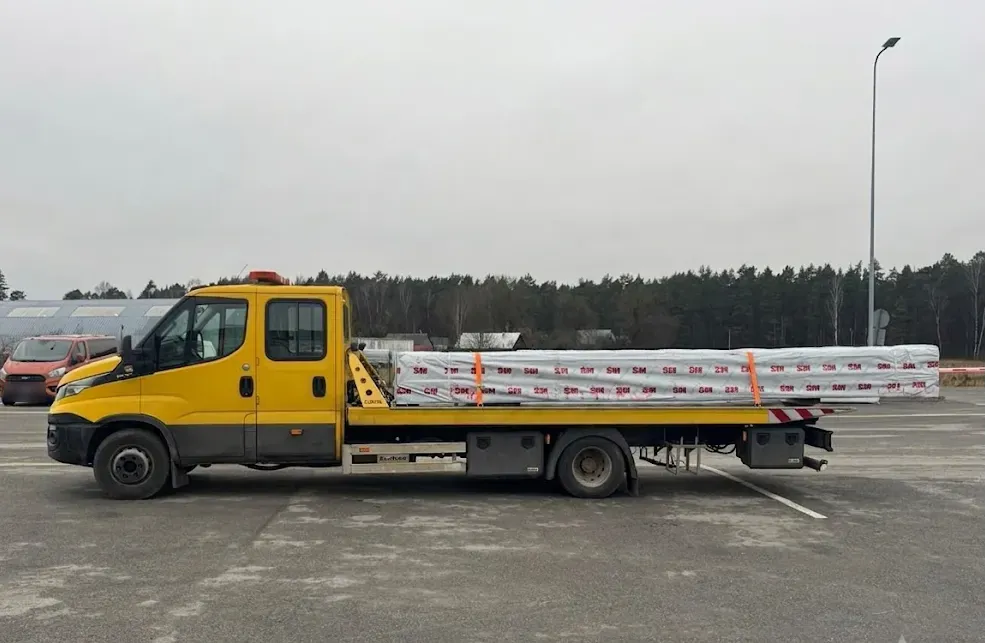 Būvmateriālu un garu materiālu piegāde ar evakuatora platformu