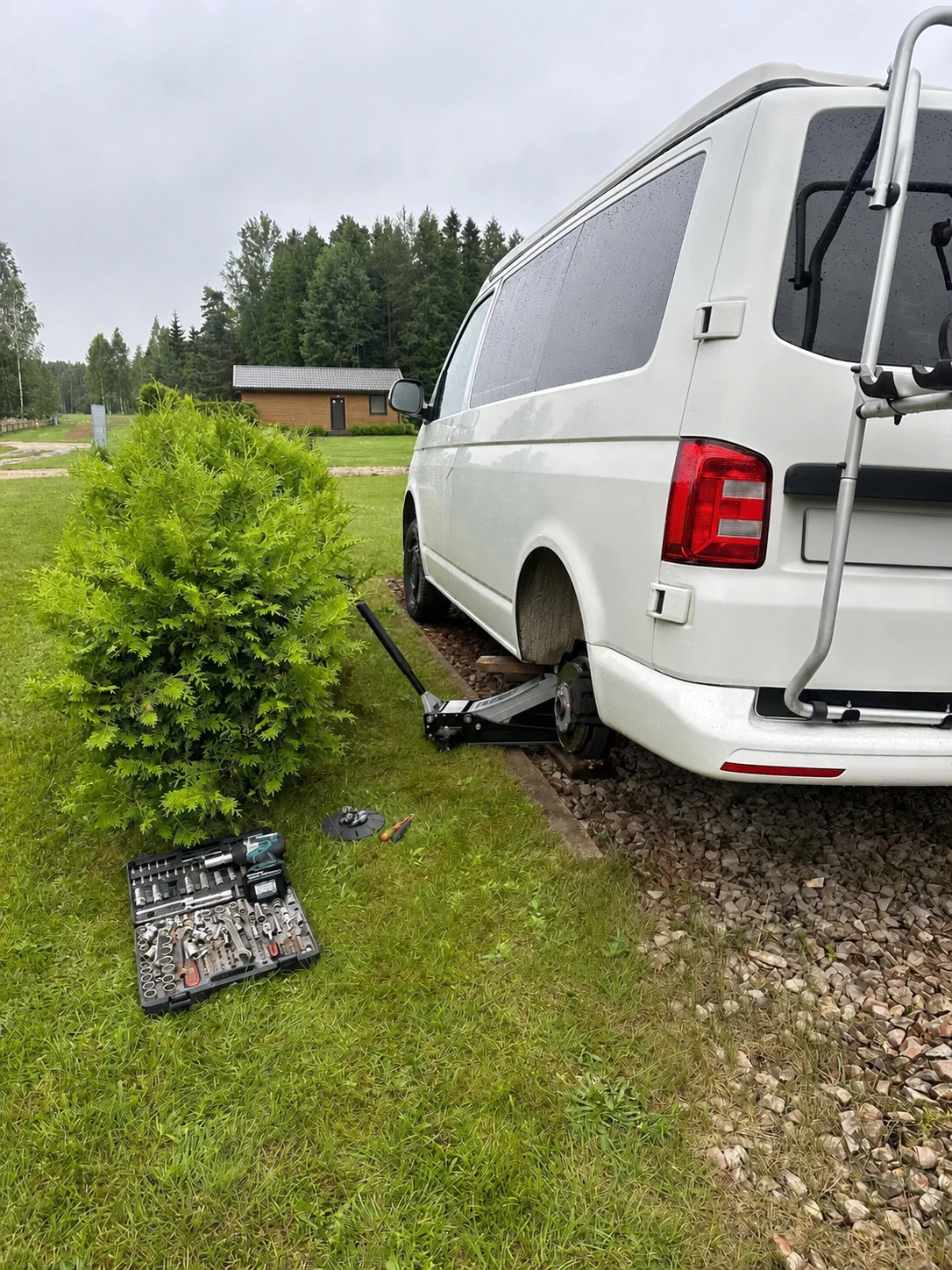 Riepu maiņa uz ceļa ar domkratu un rezerves riteni
